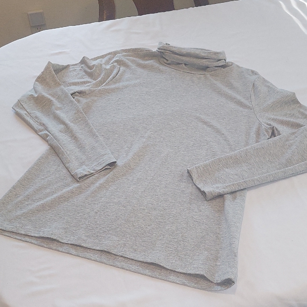 Time and Tru Basic Long Sleeve Gray Turtleneck Pullover Size L.